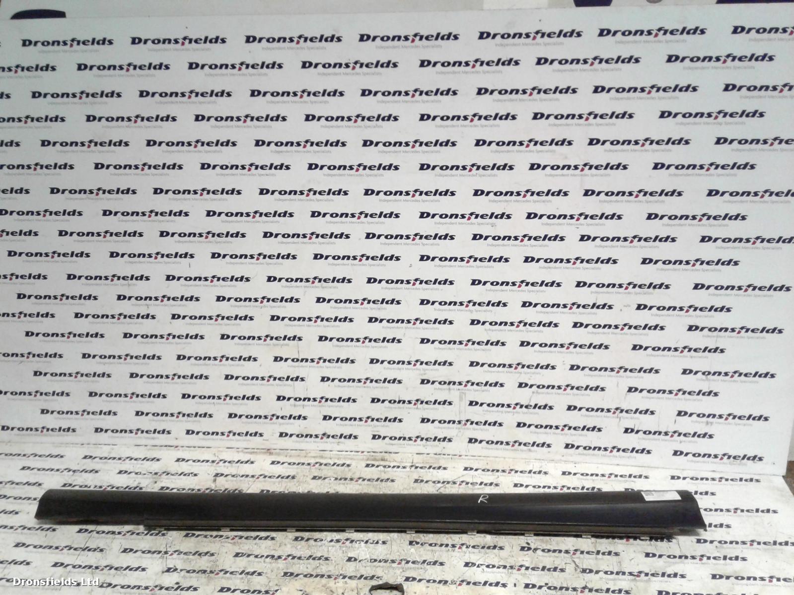 View Auto part Side Skirt Mercedes C Class 2004