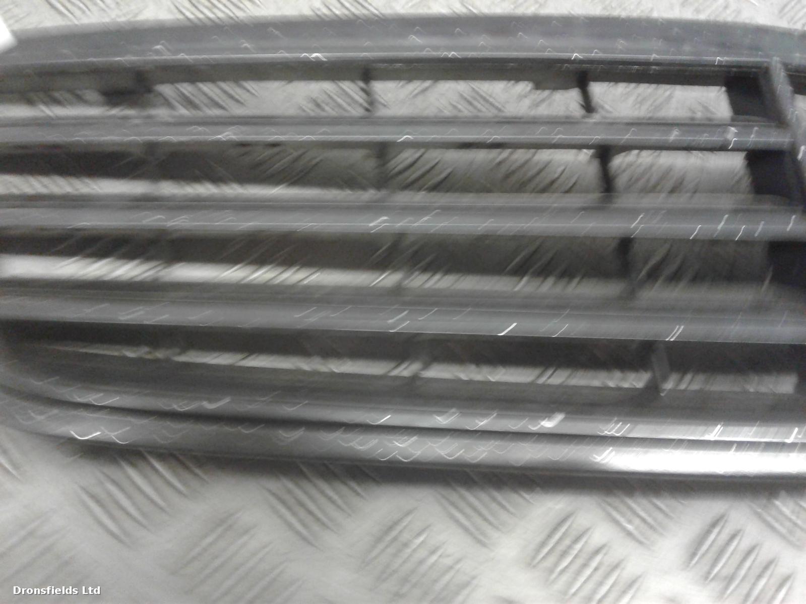 View Auto part Grille Mercedes C Class 2004