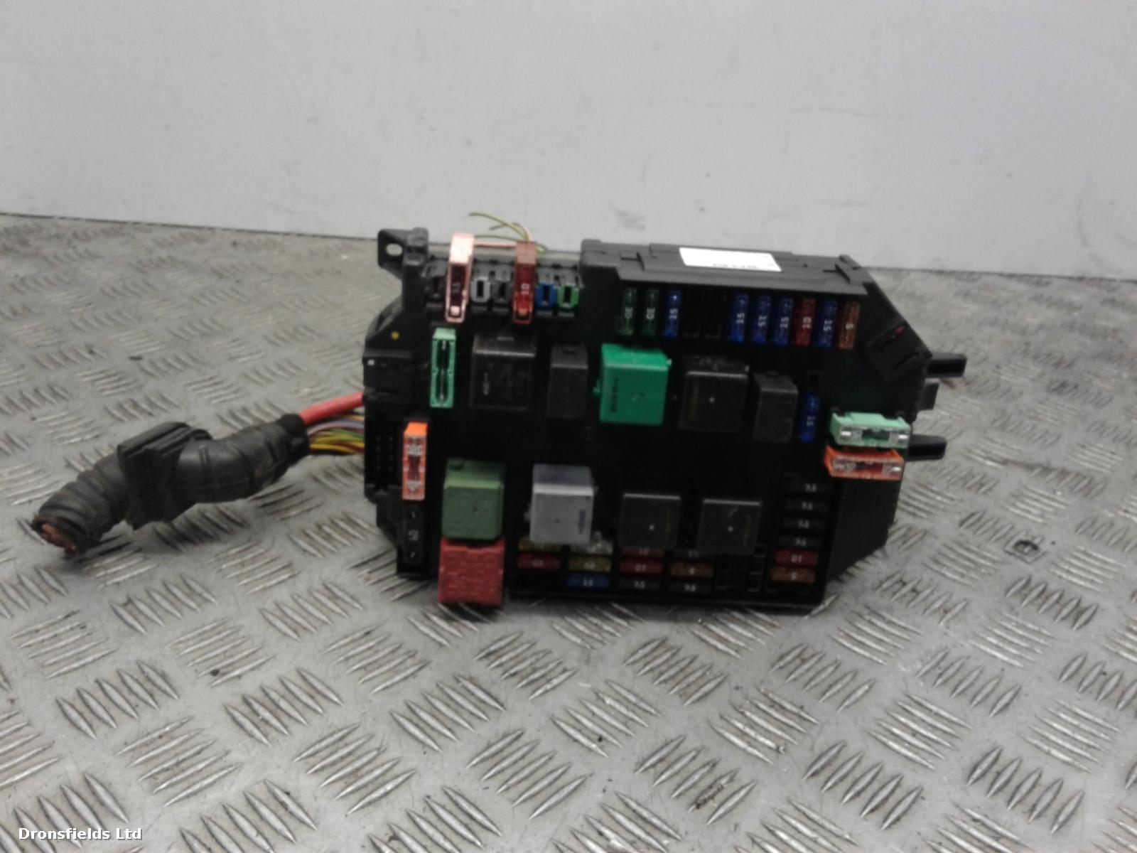 View Auto part Fuse Box Mercedes S Class 2006