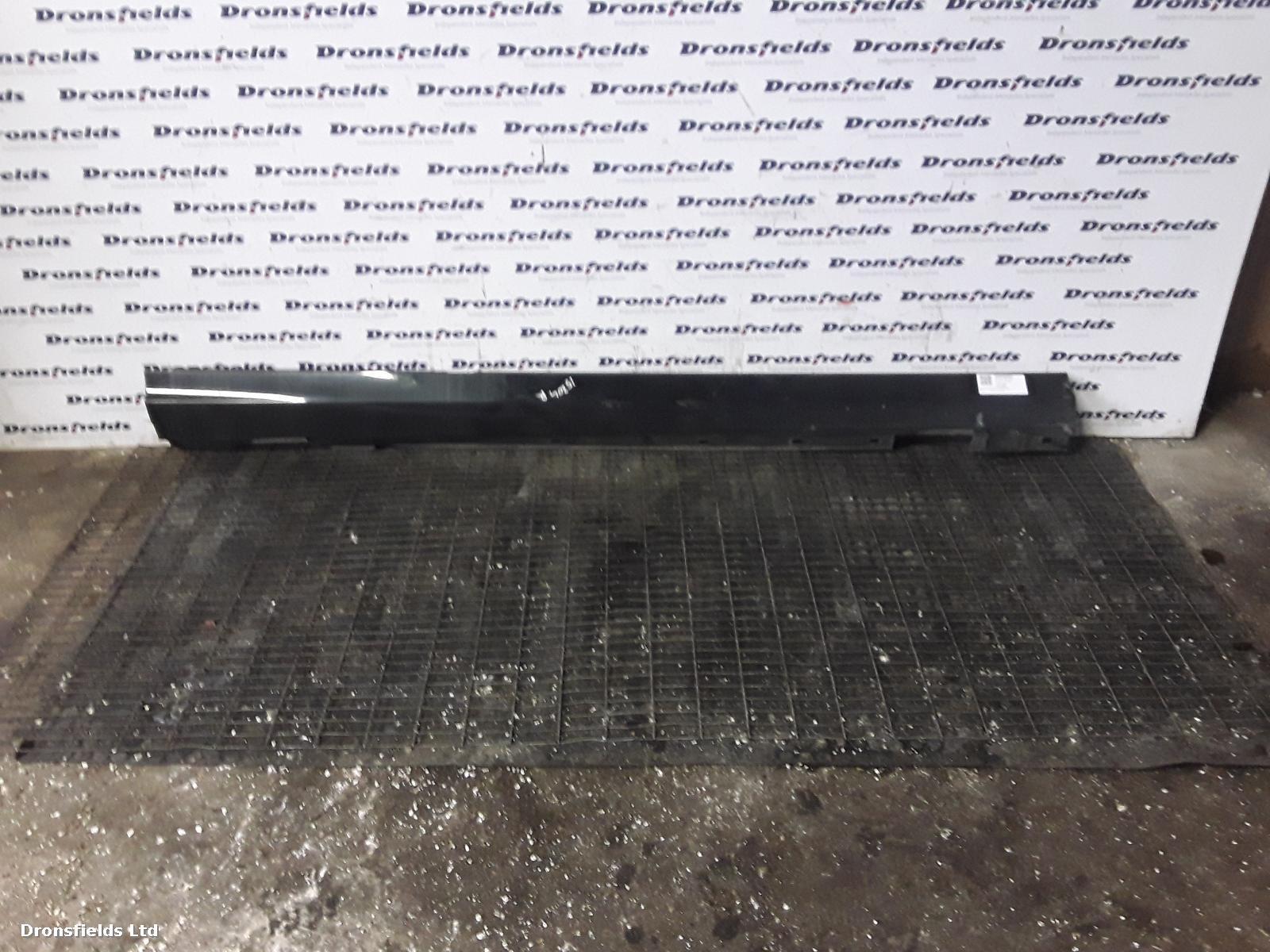 View Auto part Side Skirt Mercedes C Class 2012