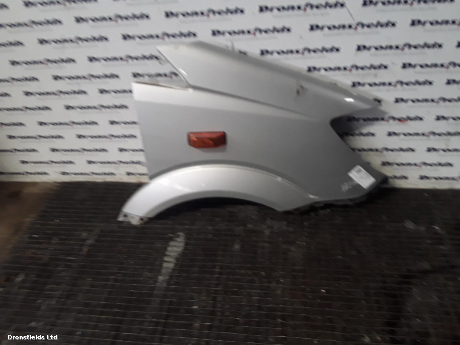View Auto part R Wing Mercedes Sprinter 2017