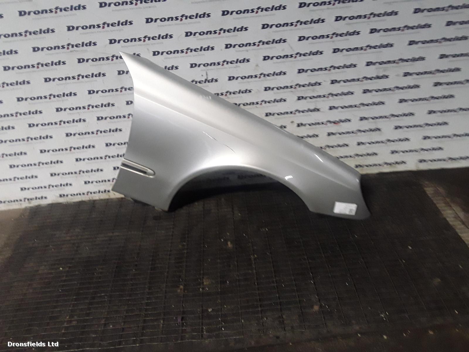 View Auto part R Wing Mercedes E Class 2004