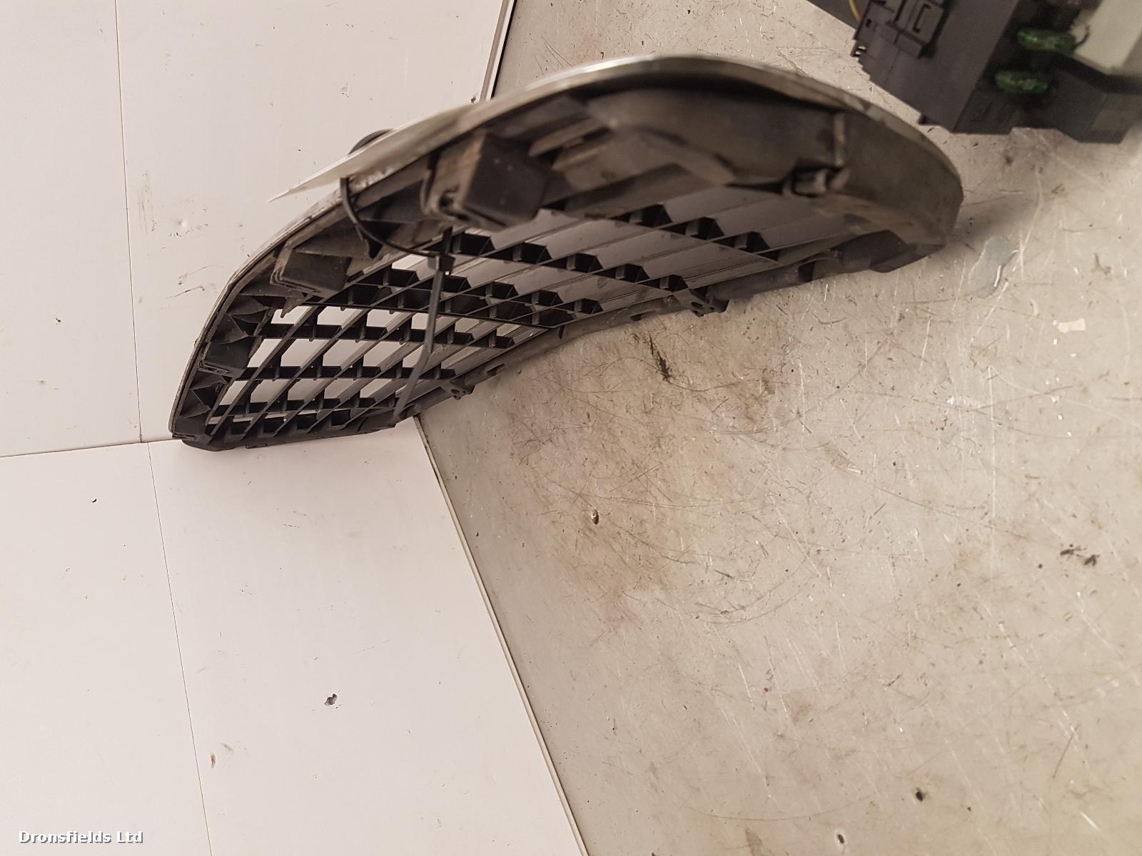 View Auto part Grille Unknown Unknown 2015