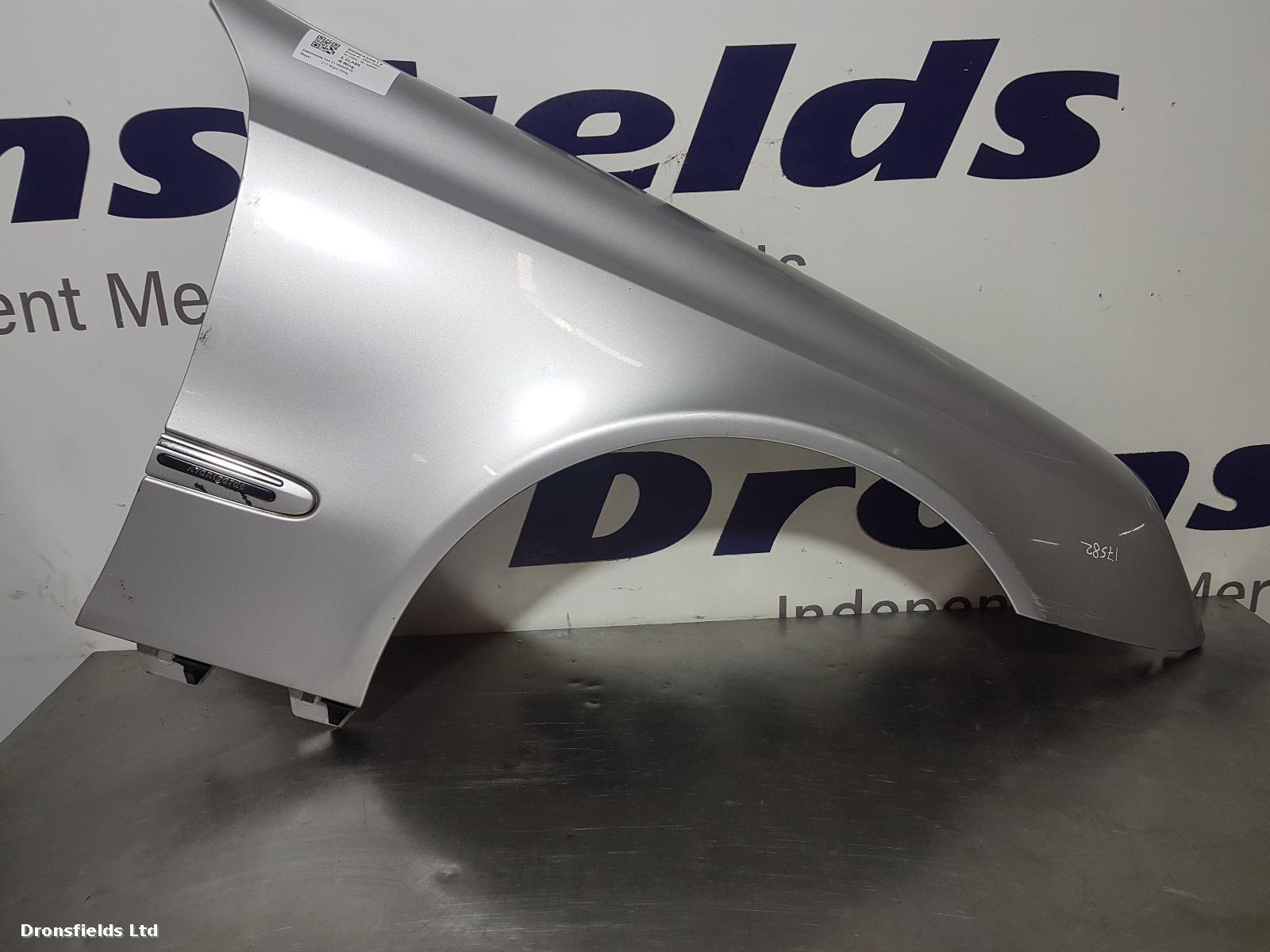 View Auto part R Wing Mercedes E Class 2004