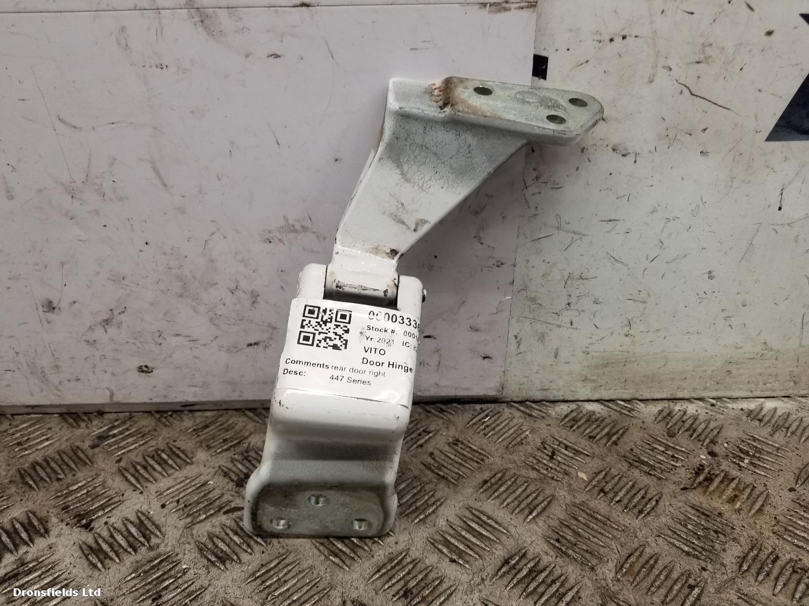 View Auto part Door Hinge Mercedes Vito 2021
